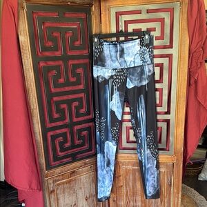 Beyond Yoga Black and Blue Patterned Leggings - capri length